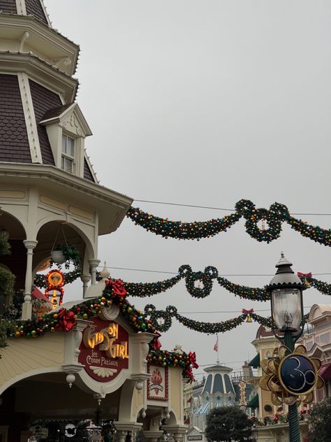 Disneyland In Christmas, Disneyland In December, Disneyland Nostalgia, Disneyland Winter, Disneyland At Christmas, Disneyland Paris Christmas, Christmas Disneyland, Christmas At Disney, Disney Winter