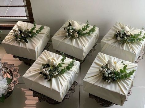 Hidden Hantaran Ideas, Dulang Hantaran Ideas, Hidden Hantaran, Nikah Decor, Wedding Gift Hampers, Creative Wedding Gifts, Bridal Gift Wrapping Ideas, Dream Wedding Decorations, Wedding Planning Decor