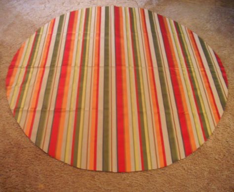 Sew Homegrown: DIY Round Tablecloth! Diy Table Cloth, Table Cloth Ideas, Spring Tablecloths, Diy Tablecloth, Round Table Cloth, Picnic Table Covers, Cloth Ideas, Table Topper Patterns, Round Tables