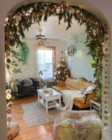 Last Min Christmas Present, Snowflake Holiday Decorations, Cottage Inspired Decor, Vintage Christmas Staircase, Colorful Chic Bedroom, Sit Christmas Decor, Hygge Maximalism, Christmas Decor Ideas Cottage Core, 1920 Christmas Decorations