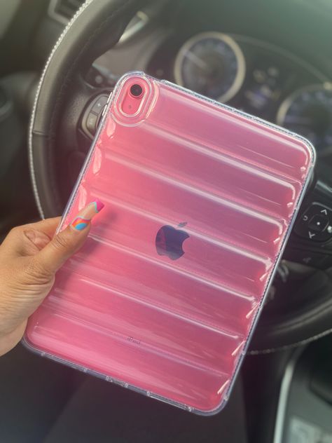 Ipad Cases Cute, Pink Stuff Girly, Ipad Air Pink Aesthetic, Pink Ipad Accessories, Ipad Air Pink, Ipad Cases Aesthetic, Pink Ipad Case Aesthetic, Pink Ipad Aesthetic, Pink Ipad And Apple Pencil