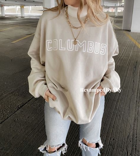 7bb060764a818184ebb1cc0d43d382aadesc51152585ri Crewneck Outfit, Pastel Outfit, Style Goals, School Looks, Sweatshirt Outfit, Outfit Inspo Fall, Casual Sweatshirt, Long Sleeve Casual, Comfy Outfits