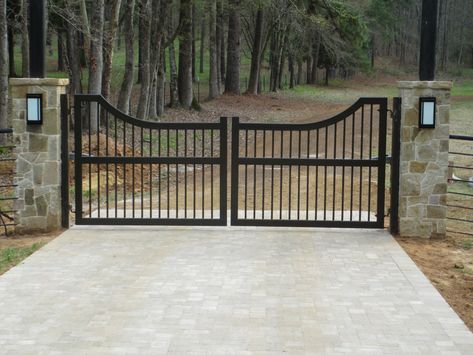 Exterior Pillars, Chrome Numbers, Farm Gates Entrance, Entrance Gates Driveway, Metal Driveway Gates, Stone Entryway, Gate Pictures, Black Gate, Electric Gate