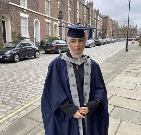 Photoday Graduation Outfit For Hijab, Islamic Graduation Outfit, Hijab With Graduation Cap, Hijabis Graduating, Graduation Robe Design, Hijabi Graduation Outfits, Hijab Graduation, University Graduation Outfit, Graduation Ceremony Outfit