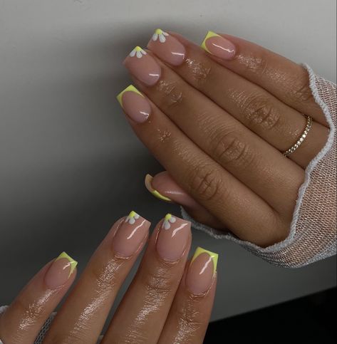 Short nails Short French Tip Nails With Design Simple, Short Nails Ideas Elegant, Really Short Acrylic Nails Designs, Small Nails Design Summer, Elegant Short Acrylic Nails, Shorts Nails Ideas Gel, Nail Art For Natural Short Nails, Active Length Nail Designs, Short Square Overlay Nails