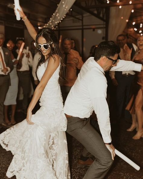 Fun Wedding Reception Pictures, Wedding Picture Poses With Family, Party Pictures Ideas, Destiny Wedding, Wedding Party Pictures, Backyard Wedding Photography, Etiquette Rules, Wedding Parties Pictures, Bridesmaid Pictures