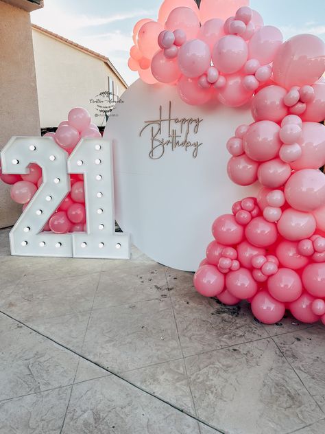 21st Birthday Decorations Backdrops, Sweet 16 Backdrop Ideas, Backdrop Setup, 21st Decorations, 21st Birthday Themes, 21st Birthday Balloons, Pink Birthday Decorations, Birthday 20, 21st Ideas