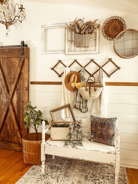 Antique Farmhouse Decor, Antique Vintage Decor, Farmhouse Entryway, Casa Country, Interior Vintage, Decor 2024, Farmhouse Fall Decor, Farmhouse Decor Living Room, Farmhouse Furniture