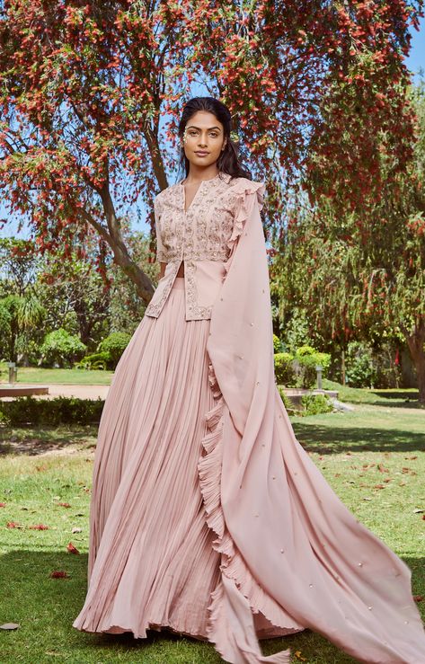 Blush Pink Lehenga, Orang India, Ruffle Dupatta, Blouse Lehenga, Western Gown, Designer Bridal Lehenga Choli, Ballroom Costumes, Indian Outfits Lehenga, Wedding Lehenga Designs