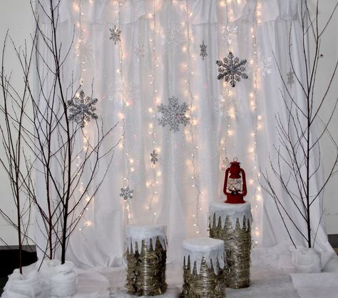 Winter Wonderland Party Photo Booth Backdrop Ideas, Photo Booth Winter Wonderland, Christmas Decor Photo Booth, Winter Wonderland Photo Booth Diy, Christmas Photos With Backdrop, Snow Backdrop Diy, Diy Xmas Backdrop, Winter Dance Photo Backdrop, Dance Photo Backdrop Ideas