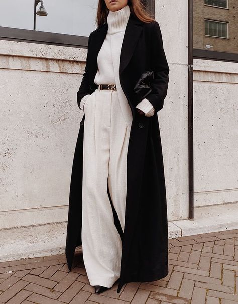 f4a4da9aa7eadfd23c7bdb7cf57b3112desc48170031ri Black And White Outfit, Stile Hijab, Gaun Fashion, Coat Outfits, Moda Vintage, Trend Fashion, 가을 패션, 2000s Fashion, White Pants