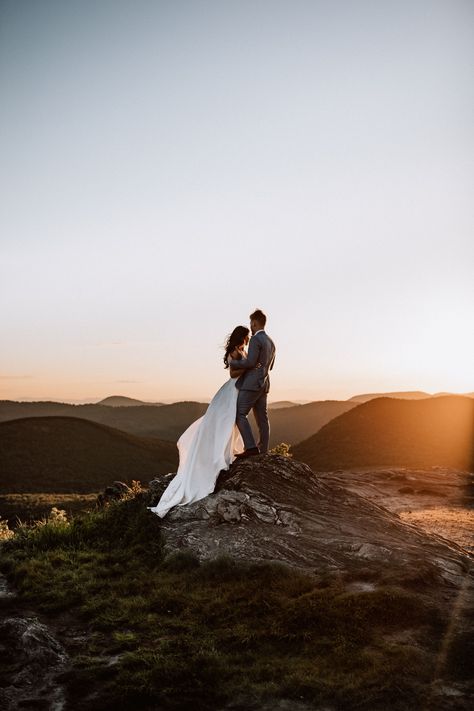 Mountain Wedding Portraits, Mountain Hike Elopement, Pre Wedding Shoot Ideas Mountain, Wedding Dress Mountain Brides, Mountain Top Wedding Photos, Landscape Wedding Photography, Wedding Photos Mountains, Dolomite Elopement, Mountain Prewedding