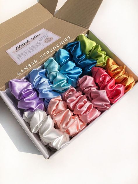 Sew Scrunchie, Hair Accessories Diy Headband, Diy Hair Scrunchies, Diy Hair Accessories Ribbon, Hair Tie Accessories, Scrunchies Diy, Handmade Scrunchie, Small Business Packaging Ideas, Small Business Packaging