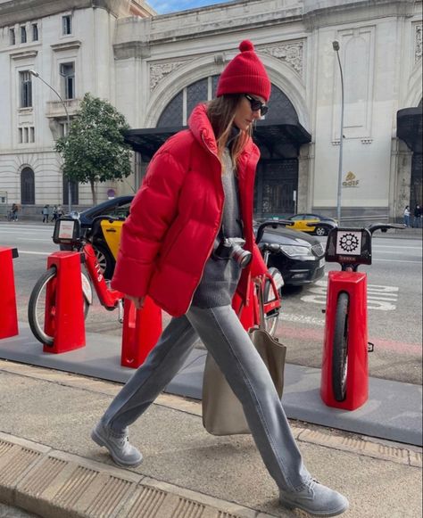 Red Puffer Jacket Outfit Street Styles, Puffer Jacket Outfit Aesthetic, Red Puffer Jacket Outfit, Puffer Coat Outfit, Puffer Outfit, Red Puffer Coat, Puffer Jacket Outfit, Red Puffer Jacket, Red Puffer