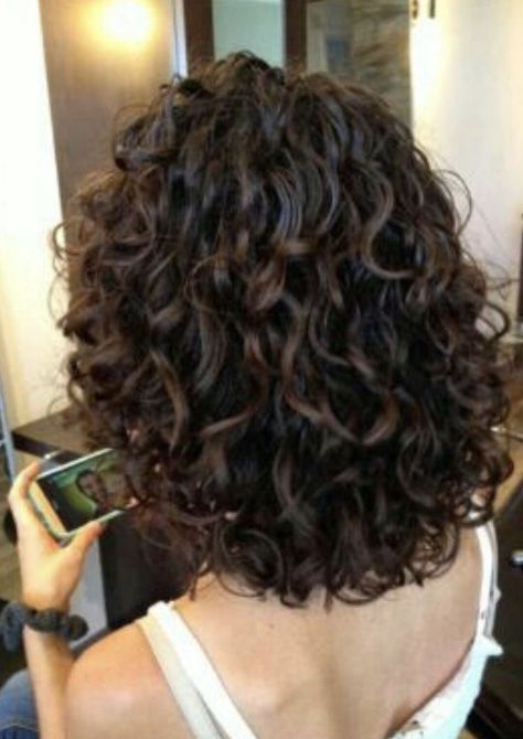 Pelos curlis Curly Natural Curls, Layered Curly Hair, Curly Hair Photos, Medium Curly, Short Curly Haircuts, Medium Curly Hair Styles, Haircuts For Curly Hair, Curly Bob Hairstyles, Permed Hairstyles