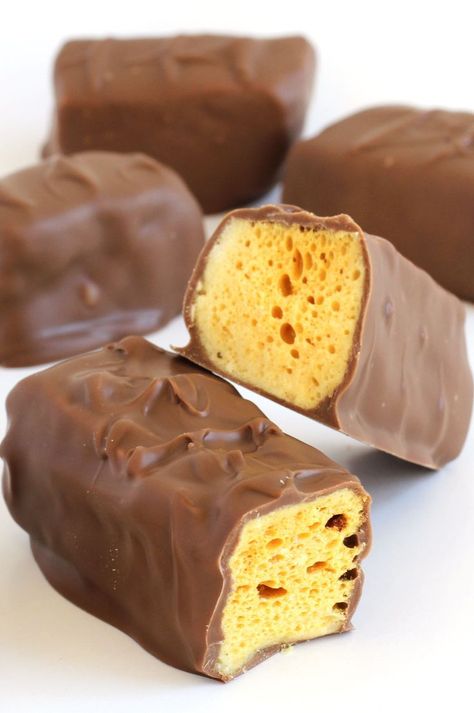 copycat Cadbury Crunchie Bars (sponge candy) Chocolate Covered Honeycomb Recipe, Crunchie Chocolate, Sponge Candy, Honeycomb Recipe, Honeycomb Chocolate, Cadbury Crunchie, Crunchie Bar, Honeycomb Candy, Homemade Fudge Recipes