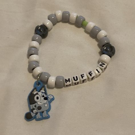 Bluey muffin Kandi beaded friendship bracelet <3 Bluey Bracelet Ideas, Character Bracelets, Bluey Muffin, Kandi Ideas, Bracelet Inspiration, Friendship Bracelets With Beads, Kandi Bracelets, Alvin And The Chipmunks, Friendship Bracelet