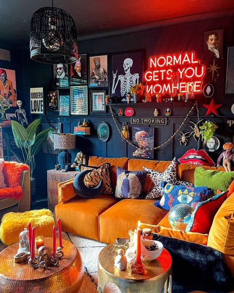 Maximumlist Living Room, Boho Grunge Home Decor, Maximalist Decor With Plants, Home Decor Eccentric, Hipster House Decor, Vintage Electric Home Decor, Eccentric Living Room Decor, Apartment Eclectic Aesthetic, Funky Small Living Room