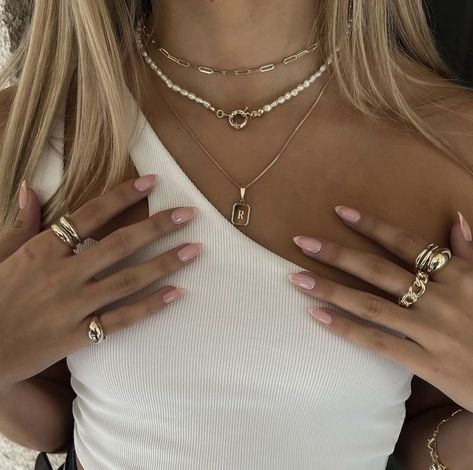 Prom Jewelry Ideas, Prom Jewelry Gold, Gold Prom Jewelry, Layering Necklaces Gold, Chunky Gold Rings, Gold Necklace Stack, Jewelry Gold Necklaces, Maximalist Jewelry, Gold Jewelry Prom