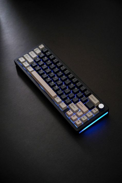 【Aluminium Gasket Mounted Mechanical Keyboard 】The YUNZII AL66 is a custom wireless mechanical keyboard that has 66 keys and 1 knob.With aluminum CNC machined body and gasket mount structure, the AL66 gaming keyboard is designed for premium typing comfort and top quality. The CNC aluminum keyboard takes Anodic Oxidation that can make the keyboard durable and corrosion-resistant,providing a better typing. Diy Mechanical Keyboard, Rgb Keyboard, Creative Walls, Pc Components, Video Game Room, Gaming Keyboard, Bluetooth Keyboard, Laptop Keyboard, Laptop Desktop