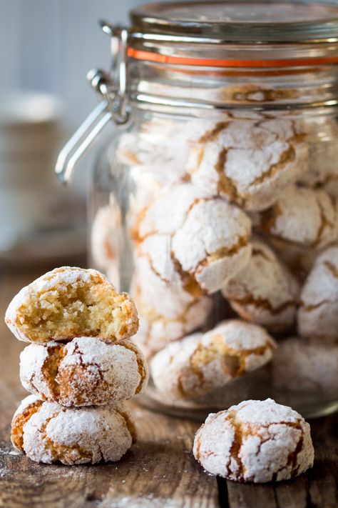 Fudge Caramel, Glutenfri Baking, Italian Biscuits, حلويات عربية, Amaretti Cookies, Italian Christmas Cookies, Cookie Crisp, Italian Cookies, Almond Cookies