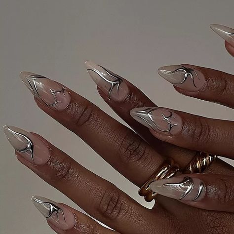 10 Molten Metal Nail Ideas That Put a Maximalist Spin on the Chrome Mani Silver French Manicure, Chrome Designs, Chrome Nails Designs, Metallic Nails, Dark Nails, Silver Nails, Prom Nails, Funky Nails, Manicure E Pedicure