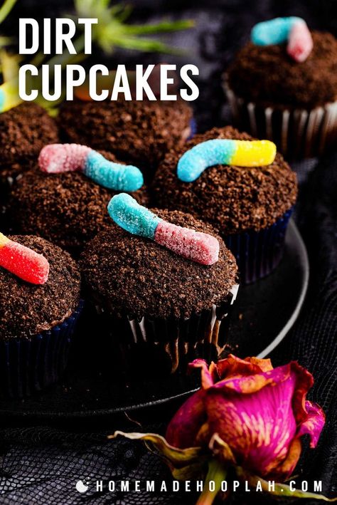 Dirt Cupcakes! Creepy, easy, and fun, these dirt cupcakes are topped with rich chocolate cream cheese frosting, sprinkled with crumbled Oreos, and garnished with gummy worms. | HomemadeHooplah.com Dirt Pudding Cupcakes, Pastel, Pie, Dirt Cupcakes With Worms, Dirt Cake Cupcakes, Comidas Halloween, Dirt Cupcakes, Creamy Chocolate Cheesecake, Joe Dirt