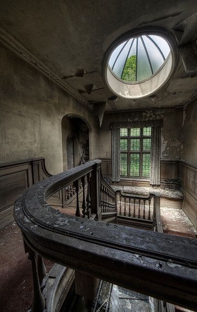 inside an abandoned mansion Abandoned Mansions, Old Building, Abandoned Houses, Haunted Places, Famous Castles, Abandoned House, Hus Inspiration, Abandoned Buildings, Old Buildings