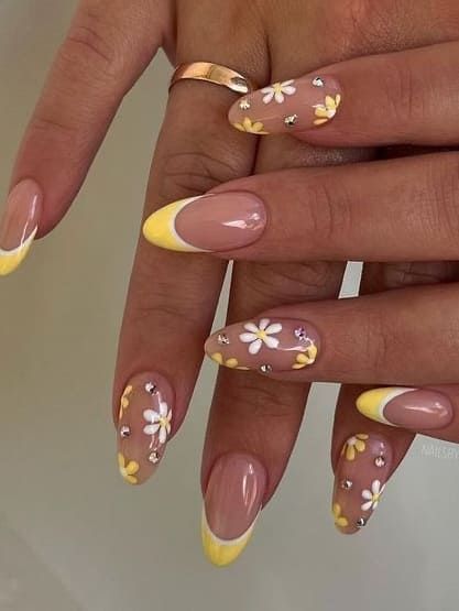 Simple Nail Art Spring, Nails Aesthetic Summer, Flower Nails Yellow, Nail Art Designs Yellow, Nails Designs Ideas, Yellow Nails With Flower Design, Pretty Nail Ideas, Daisy Yellow Nails, Red Flowers Nails