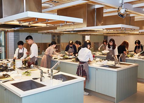 Cooking School Interior, Cooking School Design, Cooking Class Kitchen, Cooking Classes Design, Cooking School Kitchen, Communal Kitchen, Classroom Interior, Cooking For A Group, Culinary Classes