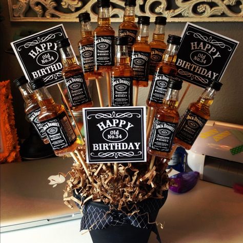 DIY goodness man bouquet Festa Jack Daniels, Jack Daniels Party, Booze Bouquet, Jack Daniels Gifts, Liquor Bouquet, Man Bouquet, Liquor Gifts, Alcohol Gifts, Liquor Bottles