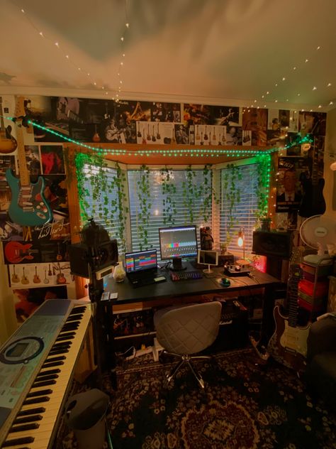 Musical Studio Room, Earthy Podcast Setup, Bohemian Music Studio, Music Bedroom Design, Eclectic Music Room, Home Studio Aesthetic Music, Music Setup Bedroom, Musician Room Ideas, Home Music Studio Aesthetic