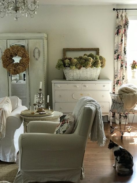 Shabby Chic Family Room, Living Room Rearranging Ideas, Small Vintage Living Room, Canadian Farmhouse, Shabby Chic Living Room Vintage, Living Room Inspiration Vintage, Simple Farmhouse Living Room, French Country Living Room Decor Ideas, Shabby Chic On A Budget