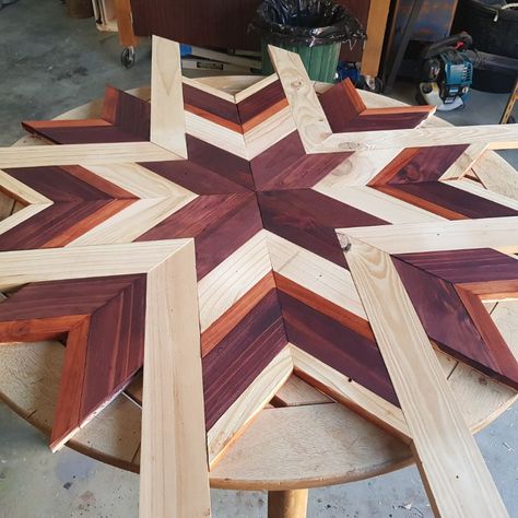 Round barn quilt table Old Round Table, Wood Quilt Block, Rustic Wood Projects, Barn Quilt Designs, Wood Wall Art Diy, Wood Scraps, Diy Wooden Projects, Wood Mosaic, Woodworking Ideas Table