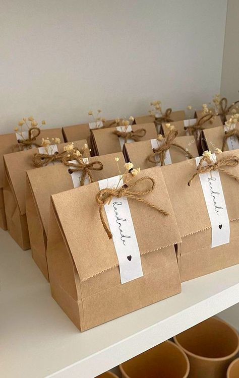 Pretty Gift Wrapping Ideas, Christmas Gift Wrapping Ideas, Gift Wrap Ideas, Gift Wrapping Techniques, Gift Wrapping Inspiration, Packaging Ideas Business, Gift Wrapping Ideas, Small Business Packaging Ideas, Handmade Packaging