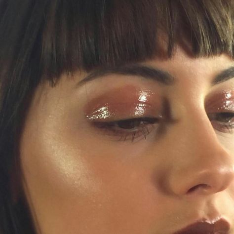 glossy eyes <3 - think natalie imbruglia in the 'torn' video Glossy Lids, Festival Make Up, Glossy Eyes, Glossy Makeup, Kesha, Editorial Makeup, Makeup Goals, Her Eyes, Makeup Trends