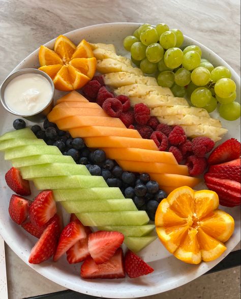 Fruit Platter Designs, Amazing Food Decoration, Catering Ideas Food, Healthy Food Dishes, Easy Food Art, Healthy Food Motivation, Healthy Lifestyle Food, Food Displays, Snacks Für Party