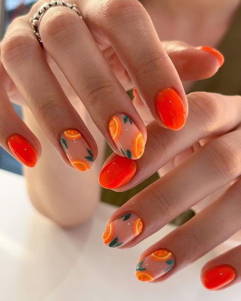 Embrace a colorful nail aesthetic this summer with these pretty orange nails! From trendy nail art to simple designs, discover the perfect ideas for your next manicure! For example, we love these short fruit nails. Rainbow Nail, Orange Nail Designs, August Nails, Short Fake Nails, Holiday Nail, Easy Nails, Manicure Diy, Summery Nails, Blue Nail