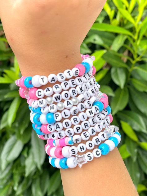 This listing is for a 10 pack of Sabrina Carpenter bracelets. They are custom made and will make the most perfect accessory to your concert outfit or the perfect gift for a super fan! Colors, patterns and sizes may vary slightly. You will receive the 10 sayings in the listing but if you would like different phrases please let I know when placing your order. You can share favorite colors of choice, favorite song titles, phrases, etc. Each bracelet is made with pony beads, letter beads and clear stretch cord. Perfect for easy trading/swapping, but be careful when pulling them on or off. Bracelet Ideas With Pony Beads, Sabrina Carpenter Bracelet Ideas, Sabrina Carpenter Bracelets, Pony Bead Bracelets Ideas, Swiftie Bracelets, Concert Bracelets, Make Clay Beads, Pastel Bracelet, Sabrina Carpenter Outfits