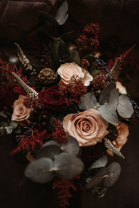 Dark Bouquet Aesthetic, Moody Romantic Bridal Bouquet, Dark Winter Wedding Aesthetic, Moody Flower Bouquet, Moody Romantic Wedding Color Palette, Dark Christmas Wedding, Moody Rustic Wedding, Deep Winter Aesthetic, Moody Flowers