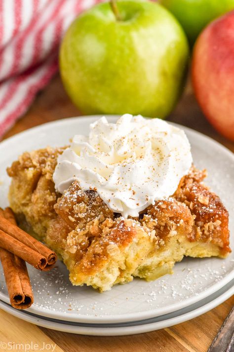 Apple French Toast Casserole combines my apple pie filling and my French toast casserole for a brunch recipe everyone will fall in love with. Apple Pie French Toast Bake, Apple Pie French Toast Casserole, Apple Pie Breakfast, Apple Pie French Toast, Apple French Toast Casserole, Apple French Toast, French Toast Casserole Easy, Best French Toast, Overnight French Toast