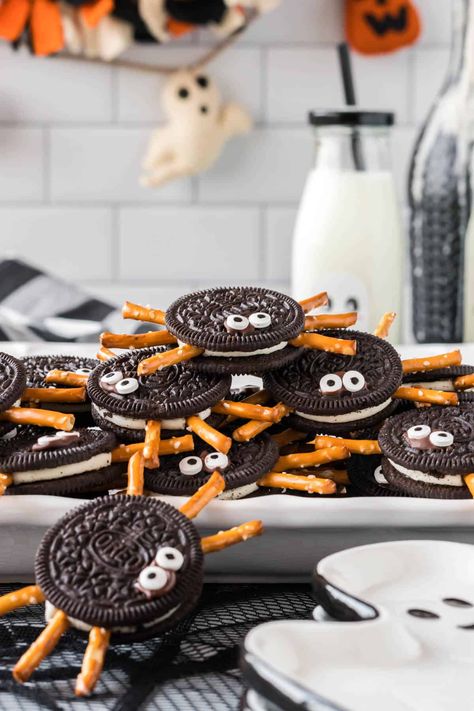 Halloween Oreo Spiders, Halloween Crafts Food, Spider Oreos Halloween, Two Spooky Birthday Food, Oreo Spiders Halloween, Summerween Ideas Food, Summerween Snack Ideas, Halloween Easy Food Ideas, Cute Halloween Food Ideas Party Snacks