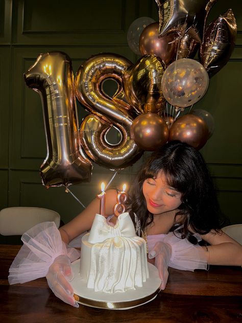 18tg Birthday Photoshoot, 18th Birthday Photoshoot Poses, 18th Birthday Picture Ideas Instagram, 18th Birthday Photo Ideas, 18th Birthday Photos, Pics With Bday Cake, 18th Birthday Photoshoot Ideas Instagram, 19th Birthday Aesthetic Pictures, 18th Bday Photoshoot Ideas