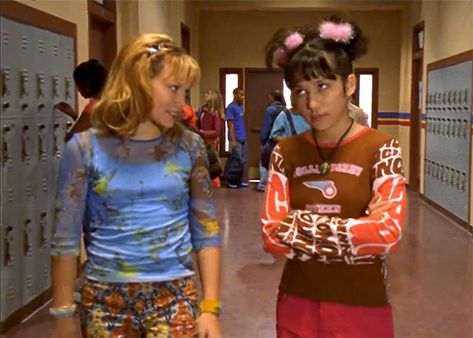 17 of Lizzie McGuire’s best fashion moments Lizzie Mcguire Outfits, 00s Aesthetic, 00s Mode, 2000s Party, 90s 2000s Fashion, 00s Fashion, Early 2000s Fashion, Hair Icon, Lizzie Mcguire