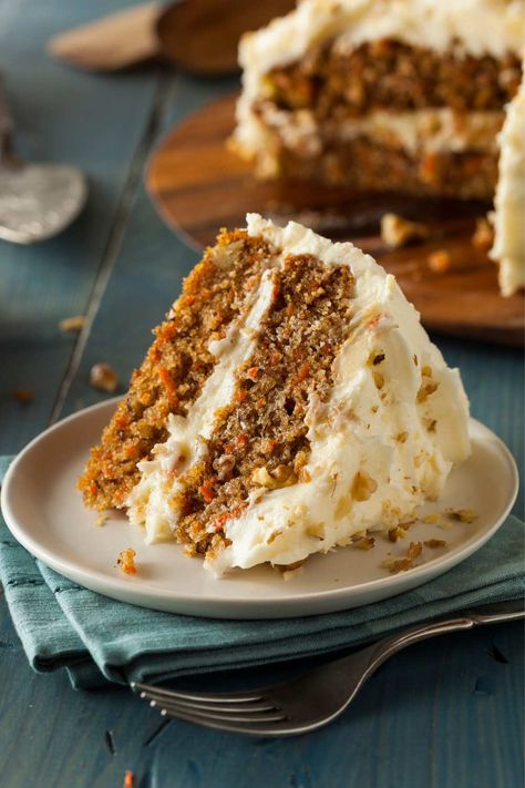 Ina Garten Carrot Cake is made with white sugar, vegetable oil, large eggs, vanilla extract, all-purpose flour, baking soda, baking powder, ground cinnamon, salt, grated carrots, and chopped pecans. This Barefoot Contessa Carrot Cake recipe creates a dessert that takes about 1 hour and 20 minutes to prepare and can serve up to 12 people. Martha Stewart Carrot Cake, Homemade Carrot Cake, The Cheesecake Factory, The Whoot, Best Carrot Cake, Carrot Cake Recipe, Cheesecake Factory, Almond Cakes, Moist Cakes