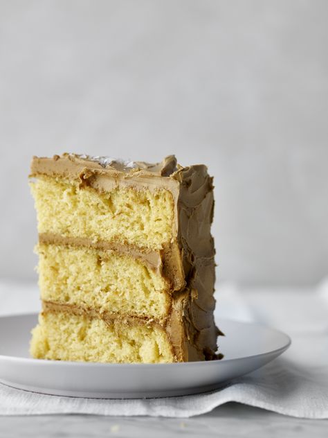 How do you make a three-layer yellow cake even more festive? By slathering it with a buttercream frosting infused with delicious salted caramel. My Messy Kitchen, Caramel Macchiato Cake Recipe, Caramel Macchiato Cake, Coffee Caramel Cake, Caramel Macchiato Cupcakes, Caramel Coffee Cake, Apple Caramel Cake, Caramel Layer Cake, Apple Stand