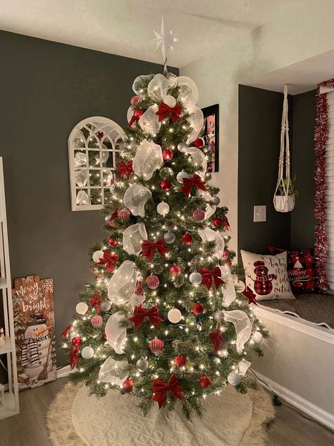 Christmas Decor Ideas Red And Silver, Christmas Tree With Red And White Decor, Red Decoration Christmas Tree, Gold White And Red Christmas Decor, Red White Xmas Tree, Christmas Tree Themes Red And White, Red Snd White Christmas, Red Gold Xmas Tree, Christmas Decor White And Red