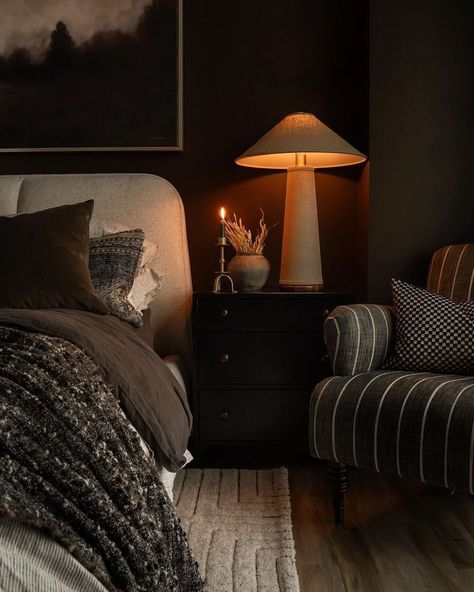 Moody Romantic Bedroom, Dark Brown Bedrooms, Dark Bedding, Moody Bedroom Ideas, Academia Bedroom, Holiday Living Room, Moody Aesthetic, Feminine Bedroom, Moody Bedroom