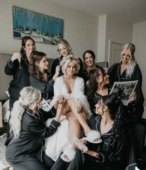 Before Wedding Pictures, Bride And Bridesmaid Pictures, Night Before Wedding, Bridesmaid Poses, Wedding Photography Bridal Party, Bridesmaid Pictures, Bridal Party Getting Ready, Bridesmaid Photoshoot, Amazing Wedding Photos