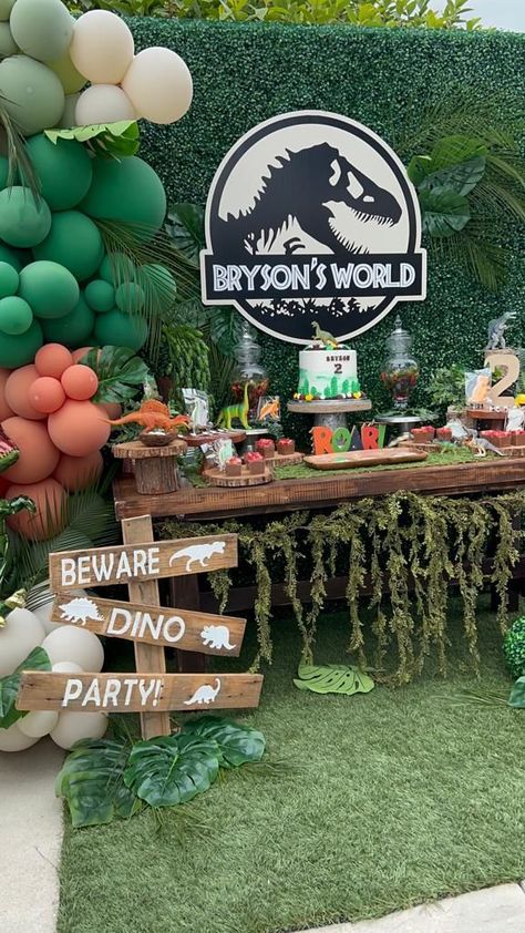 Boy Dinosaur Birthday Party, Fête Jurassic Park, Dinosaur Themed Party, Jurassic Park Birthday Party, Dinosaur Birthday Theme, Birthday Party Boy, Birthday Party At Park, Jurassic Park Birthday, Party Dinosaur